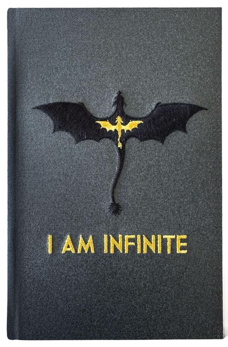 „I AM INFINITE“ steht in goldenen Buchstaben darunter eine schwarze Drachenillustration auf dunkelgrauem Hintergrund.