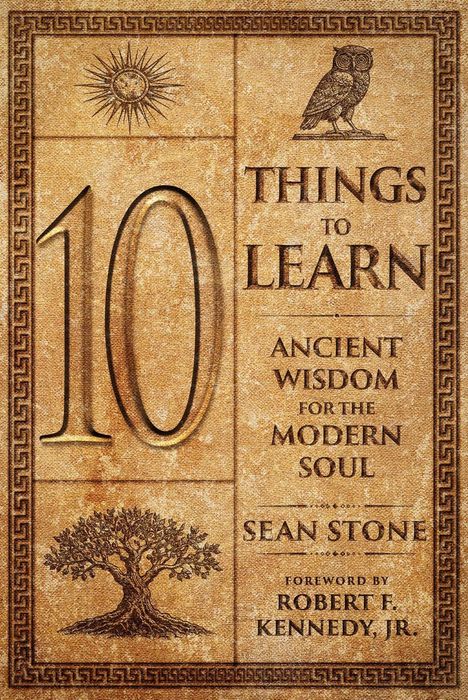 „10 Things to Learn: Ancient Wisdom for the Modern Soul“ von Sean Stone, Vorwort von Robert F. Kennedy, Jr. Ornamente: Sonne, Eule, Baum.