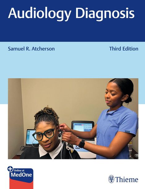 „Audiology Diagnosis“, Samuel R. Atcherson, Third Edition. Frau im Hörtest, Assistenz trägt blaue Arbeitskleidung.