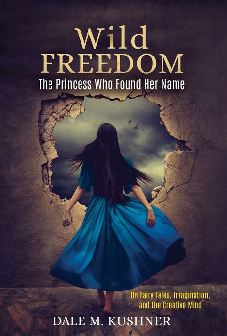 "Wild Freedom: The Princess Who Found Her Name" steht auf einer Wand, durchbrochen von einem Loch. Eine Frau im blauen Kleid.
