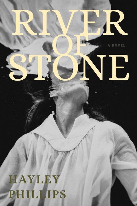 Text: "RIVER OF STONE", "HAYLEY PHILLIPS", "A NOVEL". Schwarz-weißes Bild einer Person unter Wasser in einem fließenden Kleid.