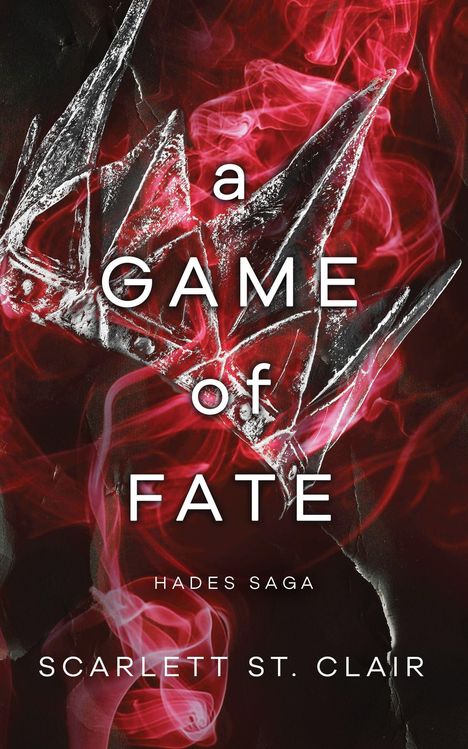 „a GAME of FATE“, „HADES SAGA“, „SCARLETT ST. CLAIR“. Ein zerknitterter Hintergrund mit roten Rauchschwaden.