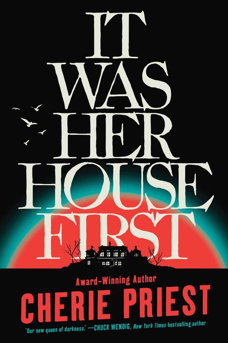 "IT WAS HER HOUSE FIRST" in großer Schrift. Darunter "CHERIE PRIEST". Silhouette eines Hauses vor rotem und blauem Hintergrund.