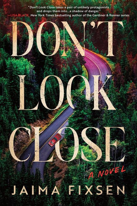 „DON'T LOOK CLOSE“, „A NOVEL“, „JAIMA FIXSEN“. Ein Auto fährt durch einen dichten, bunten Wald auf einer kurvigen Straße.
