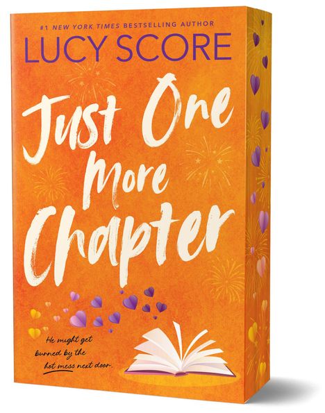 Der Text "Just One More Chapter", "Lucy Score", ziert ein orangefarbenes Design mit Herzmotiven und Feuerwerksmustern.