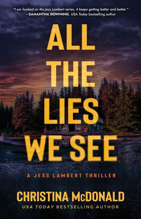 "ALL THE LIES WE SEE" und "CHRISTINA McDONALD" sind in großen Buchstaben. Waldhütte am See vor buntem Sonnenuntergang.
