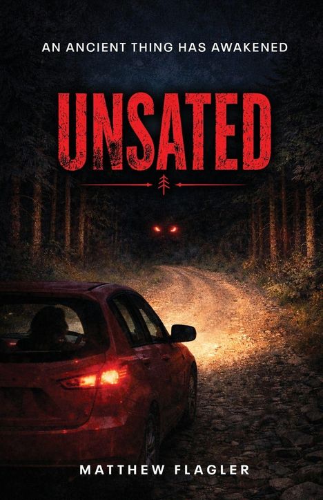 Text: "AN ANCIENT THING HAS AWAKENED", "UNSATED", "MATTHEW FLAGLER". Ein rotes Auto auf einem Waldweg, leuchtende Augen im Wald.