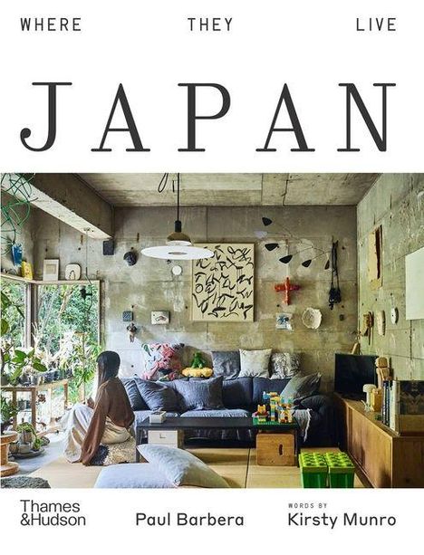 "WHERE THEY LIVE JAPAN" steht oben. Unter der Überschrift ist ein gemütliches Wohnzimmer mit Pflanzen und Kunst an den Wänden.