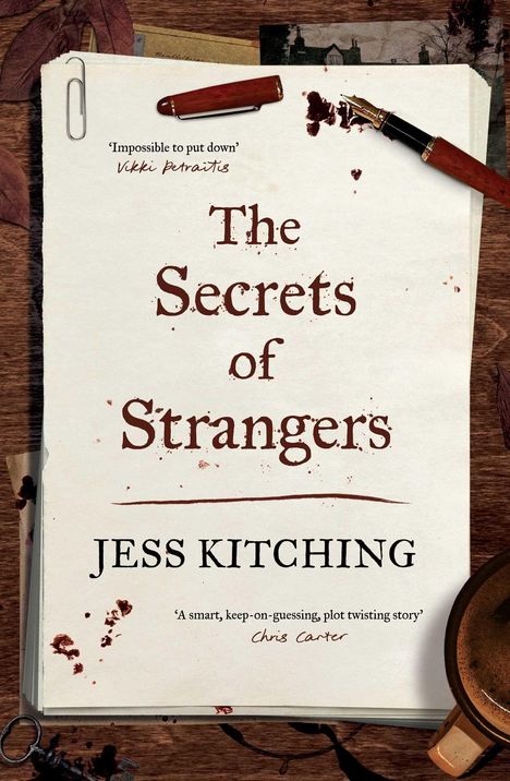 „The Secrets of Strangers“ von Jess Kitching. Notizen, blutige Spritzer, ein Füller und eine Tasse Kaffee auf Holztisch.