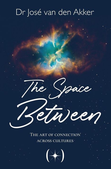 "Dr José van den Akker. The Space Between. The art of connection across cultures." Helle Nebelwolke vor dunklem Hintergrund.