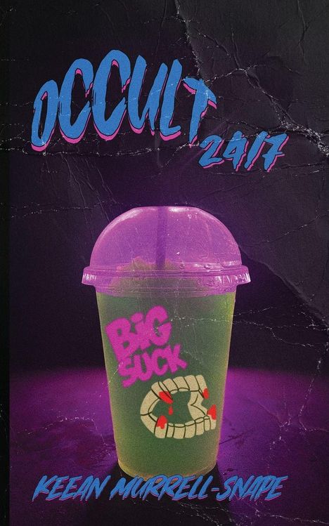 "Occult 24/7" in großen Buchstaben oben, "Big Suck" auf einem grünen Getränkebecher, Name unten. 