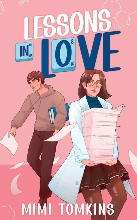 "Lessons in Love, Mimi Tomkins" in großen Buchstaben. Illustration: Ein Mann und eine Frau mit Papierstapeln, rosa Hintergrund.