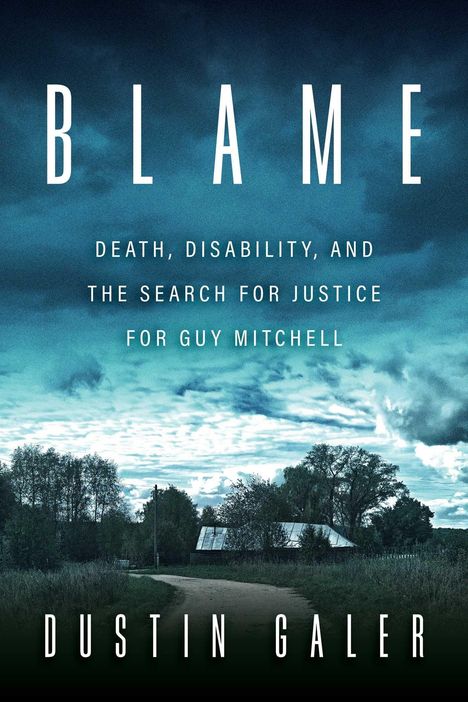 „BLAME: Death, Disability, and the Search for Justice for Guy Mitchell“. Titelbild mit Haus, Bäumen und dunklem Himmel.