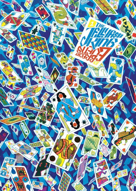 Texte: "The Jellyfish King” und „Freddie's Club”. Bunte Spielkarten-Illustration mit abstrakten und figürlichen Motiven auf blauem Hintergrund.