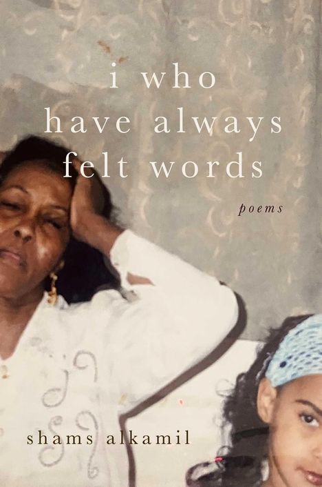 "i who have always felt words", darunter "poems", und "shams alkamil". Links eine Frau mit geschlossenen Augen, rechts ein Kind.