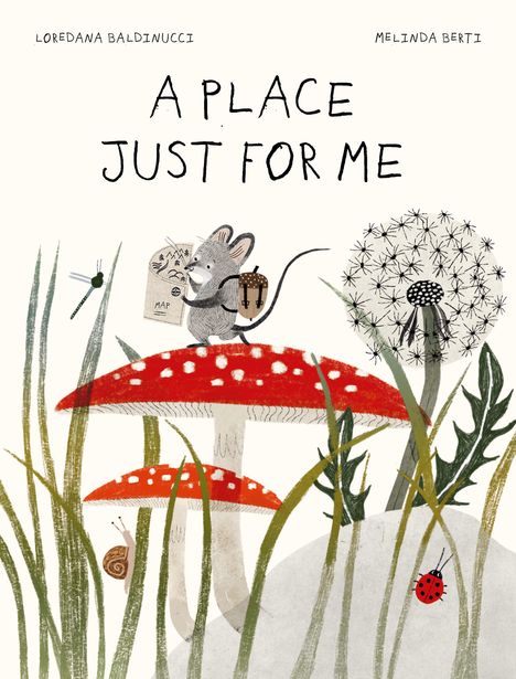 Text: "A PLACE JUST FOR ME". Eine Maus mit Rucksack sitzt auf einem Fliegenpilz, umgeben von Gras, Schnecke und Pusteblume.