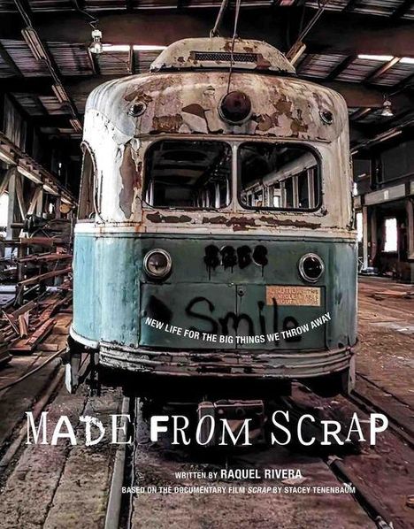 "MADE FROM SCRAP" in großer Schrift. Darunter ein alter, verlassener Straßenbahnwagen in einer Halle.