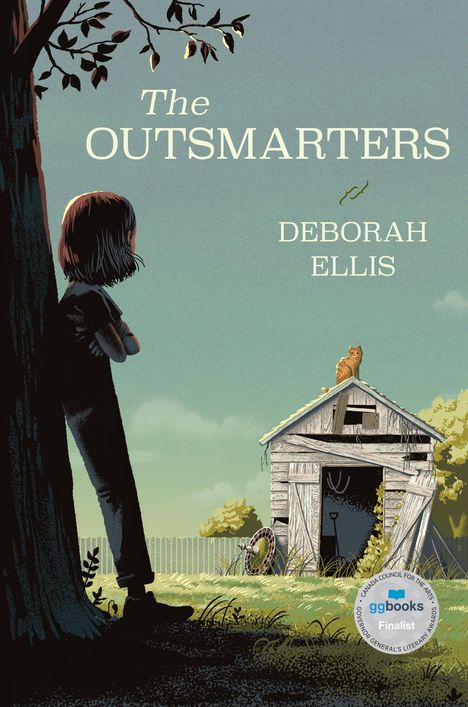 "The Outsmarters" von Deborah Ellis. Illustration: Ein Kind lehnt an einem Baum, schaut zu einer alten Hütte mit Katze auf dem Dach.