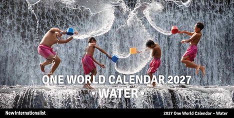 ONE WORLD CALENDAR 2027 - WATER; Kinder in rosa Shorts spielen lachend mit bunten Eimern vor einem Wasserfall.