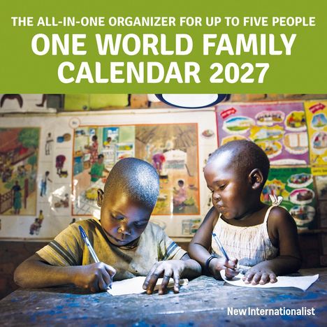 "ONE WORLD FAMILY CALENDAR 2027". Zwei Kinder schreiben an einem Tisch unter einer Lampe. Im Hintergrund sind Poster.