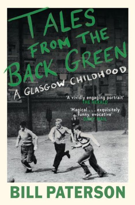 "Tales from the Back Green: A Glasgow Childhood" von Bill Paterson. Schwarz-weißes Foto spielender Kinder.