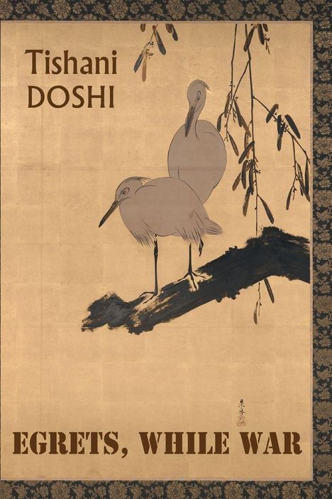Oben steht "Tishani DOSHI", unten "EGRETS, WHILE WAR". Zwei Reiher auf einem Ast, dekorativer Rand.