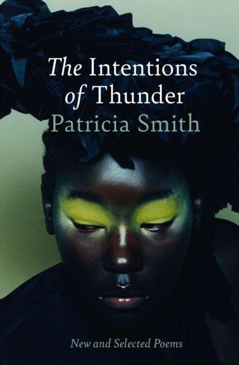 „The Intentions of Thunder“ von Patricia Smith. Eine Person mit gelbem Lidschatten und dunklem Kopfschmuck.