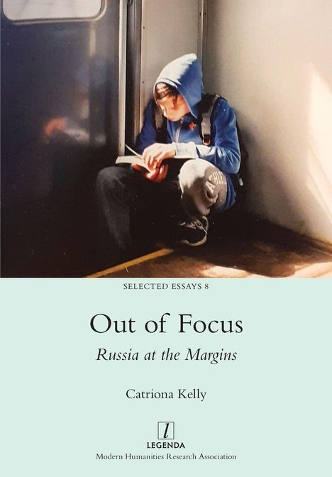 SELECTED ESSAYS 8, Out of Focus, Russia at the Margins, Catriona Kelly. Person in blauer Kapuze liest sitzend.