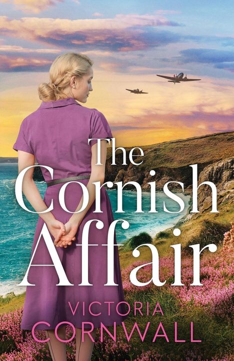 Text: "The Cornish Affair", "Victoria Cornwall". Frau in lila Kleid vor Küstenlandschaft mit Flugzeugen am Himmel.