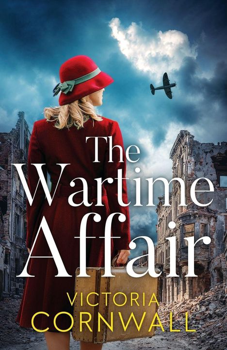 "The Wartime Affair" von Victoria Cornwall. Eine Frau in rotem Mantel und Hut steht vor zerstörten Gebäuden, Flugzeug am Himmel.
