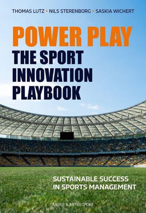 "POWER PLAY: THE SPORT INNOVATION PLAYBOOK. SUSTAINABLE SUCCESS IN SPORTS MANAGEMENT." Stadion mit gefüllten Rängen.