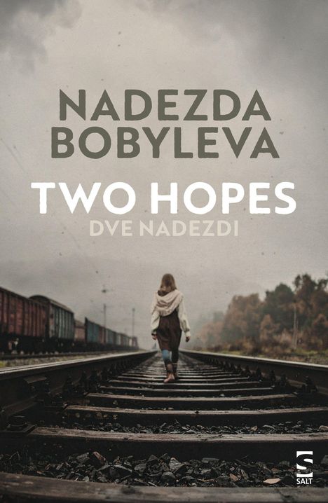 Text: "NADEZDA BOBYLEVA TWO HOPES DVE NADEZDI". Eine Frau geht auf Bahngleisen, Himmel wolkig. Unten ein Logo.