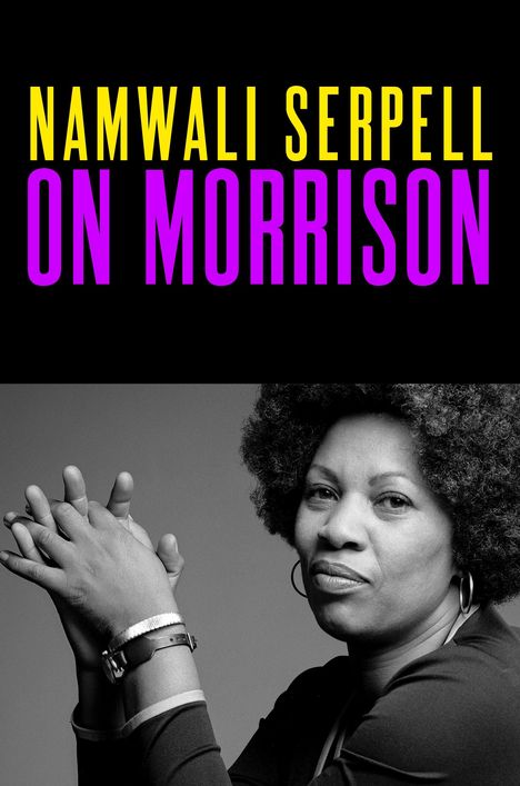 "NAMWALI SERPELL ON MORRISON" in gelb und lila oben. Schwarz-weißes Porträt einer Frau mit gefalteten Händen.