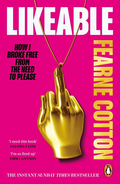 LIKEABLE, FEARNE COTTON. Goldenes Hand-Medaillon zeigt Mittelfinger. Pinker Hintergrund, Zitate von PALOMA FAITH und EMMA GANNON.