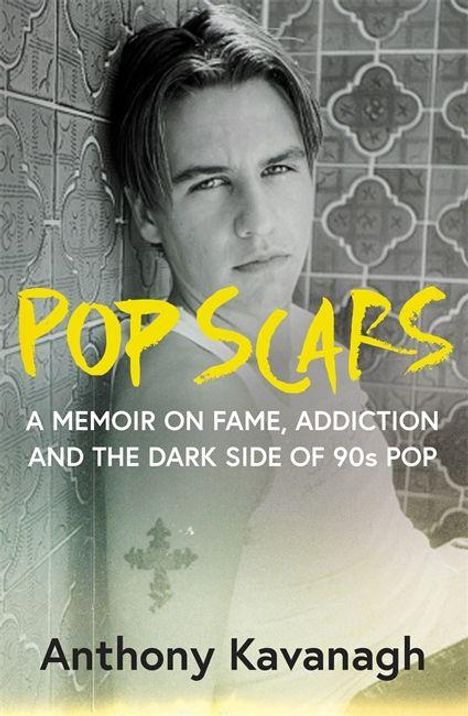 „POP SCARS: A Memoir on Fame, Addiction and the Dark Side of 90s Pop“ von Anthony Kavanagh. Mann vor Ornamentwand.