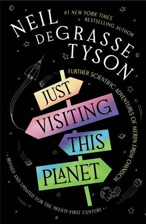 „Just Visiting This Planet“ auf einem bunten Schild vor kosmischem Hintergrund. Autor: Neil deGrasse Tyson.