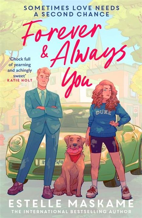 „Forever & Always You“ in roter Handschrift. Ein Paar steht vor einem Auto, sie trägt ein „DUKE“-Pullover, ein Hund sitzt da.