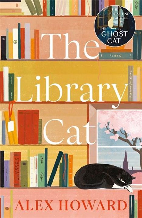 „The Library Cat“, „Alex Howard“. Bücherregale, schlafende Katze, pastellfarbene Palette, stilisierte Illustration.