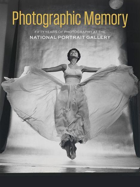 „Photographic Memory: Fifty Years of Photography at the National Portrait Gallery“. Frau in fließendem Kleid springt.