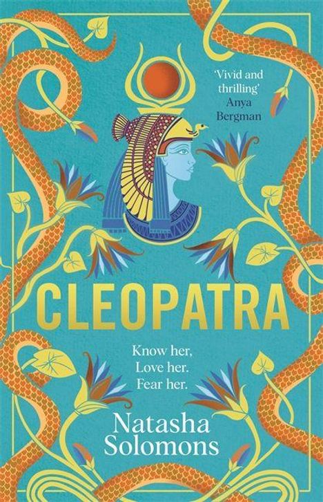 „CLEOPATRA“ in Gold. „Know her, Love her, Fear her.“ Illustrative Darstellung von Cleopatra, Schlangen und floralen Mustern.