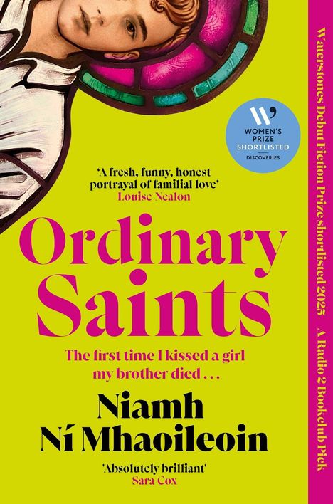 Das Cover zeigt den Titel "Ordinary Saints" in Pink auf gelbem Hintergrund und ein Gesicht vor einem bunten Fenster.