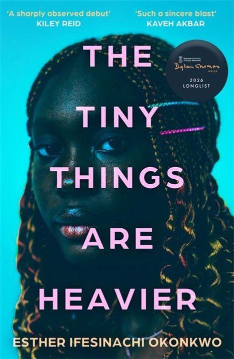 "THE TINY THINGS ARE HEAVIER" von Esther Ifesinachi Okonkwo. Zitate von Kiley Reid und Kaveh Akbar. Ein Gesicht mit Zöpfen.