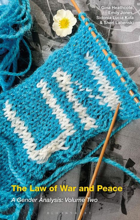 "The Law of War and Peace" steht auf einer blauen gestrickten Textur mit strickenden Nadeln und einer weißen Blüte.