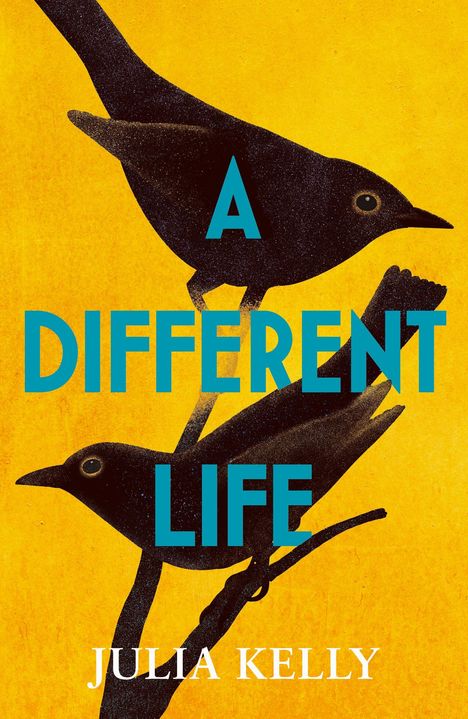 „A DIFFERENT LIFE“ in großen blauen Buchstaben. Zwei schwarze Vögel auf gelbem Hintergrund. Name: Julia Kelly.