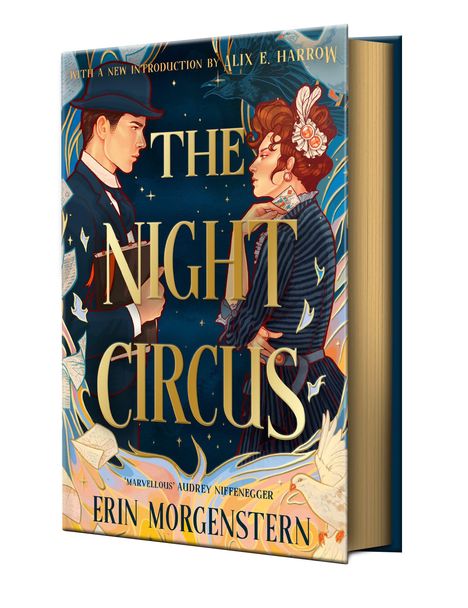 "The Night Circus" von Erin Morgenstern. Illustration mit Mann in Anzug, Frau im Kleid, umgeben von Vögeln und fliegenden Papieren.