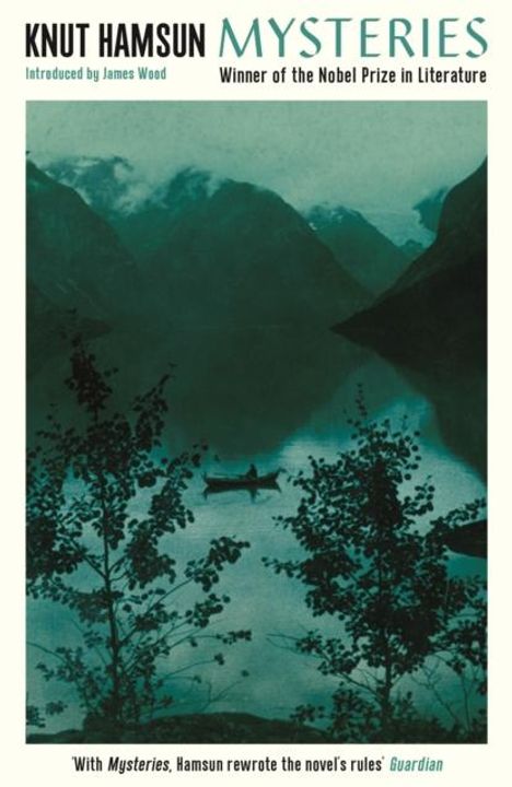 „Knut Hamsun Mysteries“; ein Mann in einem Boot auf einem See, umgeben von Bergen und Bäumen, mystische Atmosphäre.