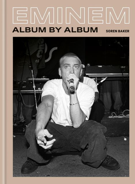 "EMINEM ALBUM BY ALBUM SOREN BAKER" steht oben. Ein Musiker kniet auf einer Bühne und singt ins Mikrofon.