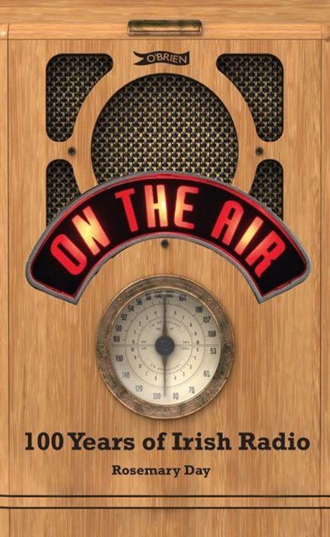 "ON THE AIR" leuchtend; "100 Years of Irish Radio" und "Rosemary Day" unten. Altes Radio mit Holzverkleidung.