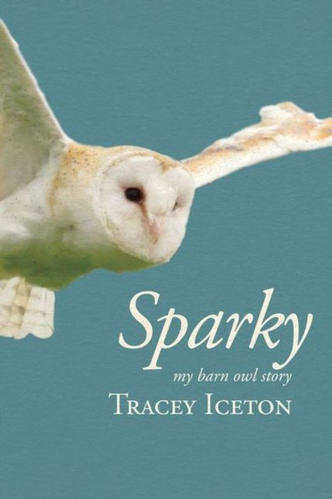 "Sparky: my barn owl story - Tracey Iceton." Illustration einer Schleiereule im Flug auf blauem Hintergrund.