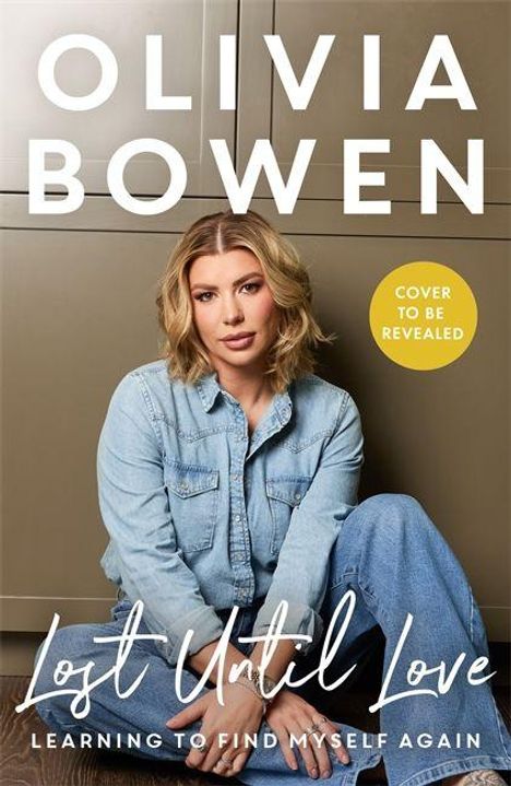 "Olivia Bowen: Lost Until Love, Learning to Find Myself Again." Frau in Jeanshemd und -hose sitzt entspannt vor neutralem Hintergrund.